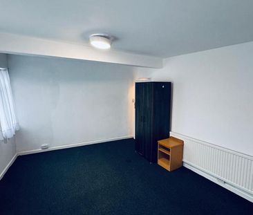 3 bedroom flat to rent - Photo 5