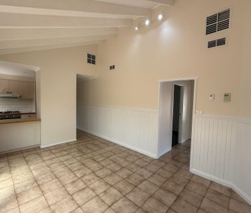 8 Frances Crescent, Cranbourne North VIC - Photo 3