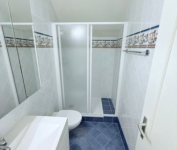 Charming semi-detached villa with 7 rooms in Vessy - Photo 5