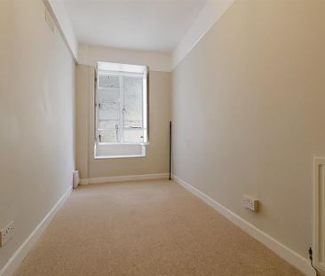 3 bedroom flat to rent - Photo 2