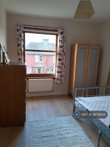 3 bedroom flat to rent - Photo 4