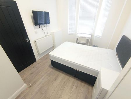 1 bedroom in a house share to rent - Photo 3