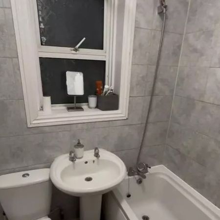 Room in a Shared House, Millais Road, E11 - Photo 4