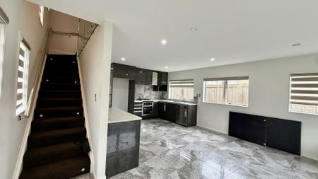 Modern 4-Bedroom, 3-Bathroom Townhouse in Mangere - Photo 4