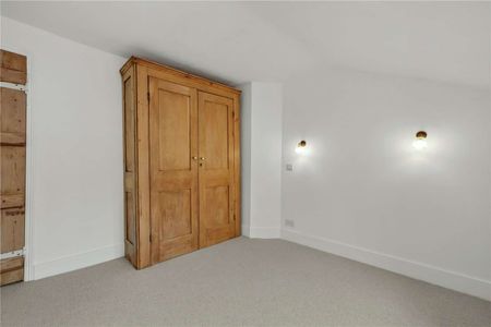 A charming cottage in the heart of Farnham town centre with a private garden. - Photo 4