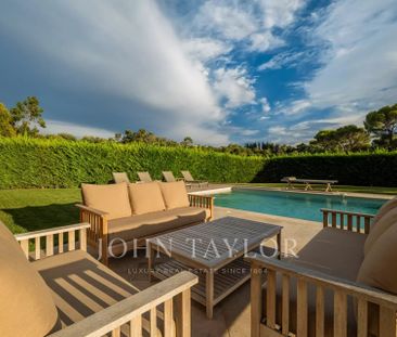 Maison à louer Mougins, Cote d'Azur, France16 500 EUR / Mois - Photo 3