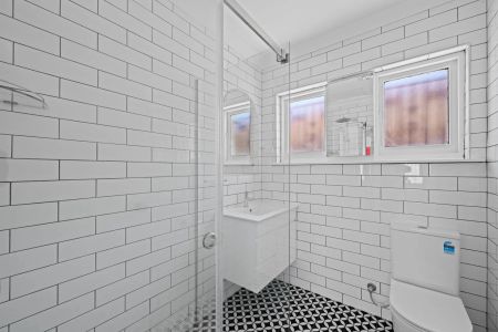 Renovated & Light Filled Three Bedroom Abode - Photo 5