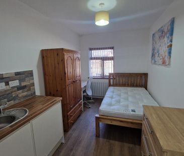 1 bedroom house of multiple occupation to rent - Photo 6