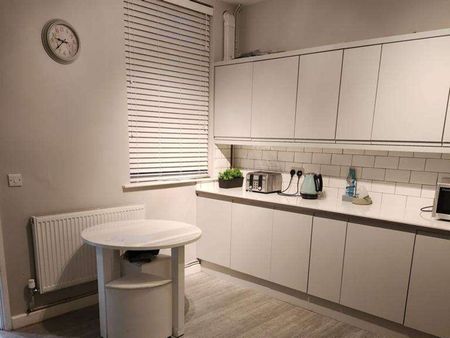 Modern 6 Bed House Share on the outskirts of the town centre Room 5 - Photo 3