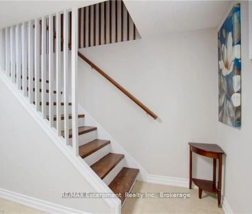 2093 Maplewood Drive #LOWER - Photo 3