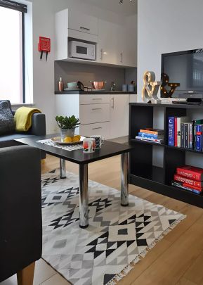 Classic 3 Bed Apartment - Photo 1