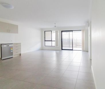 Lovely 3 Bedroom Home With 2 Air Conditoners and Security Screens T... - Photo 6