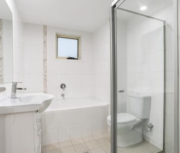 Oversized two bedroom apartment with walk-to-everywhere locale - Photo 5