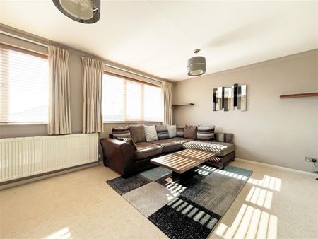 3 bedroom Semi-detached house to rent - Photo 3