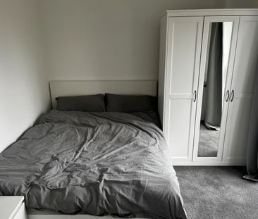 Room in a Shared House, Stockport Road, M12 - Photo 2