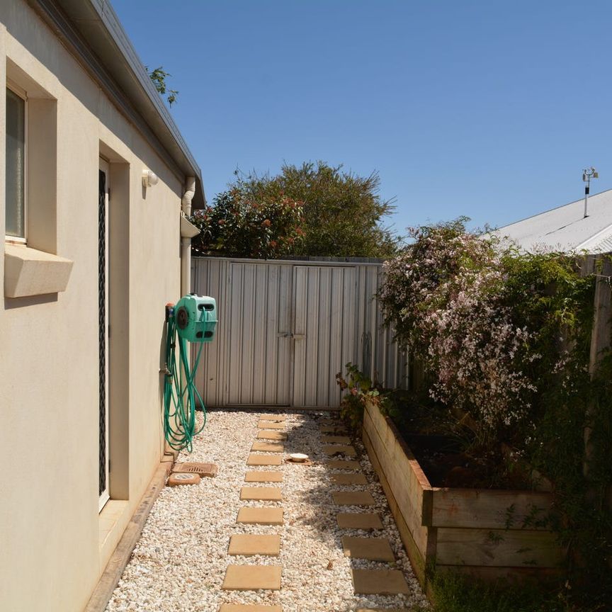 Spacious Family Home in Prestigious Saba Court - Photo 1