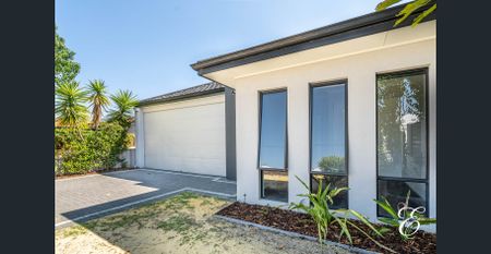 MODERN FAMILY LIVING - Photo 5