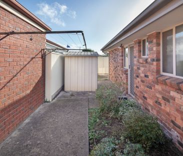 TIDY LOW MAINTENANCE TWO BEDROOM TOWNHOUSE IN WENDOUREE - Photo 5