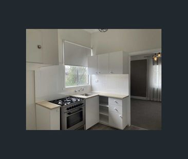 Charming 1 Bedroom Unit - Photo 1