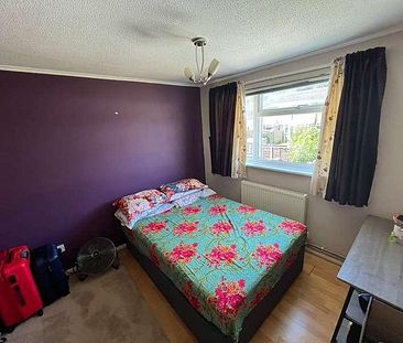 Oving Close - Detached Bedroom House With A Garage &#; Luton, LU2 - Photo 4