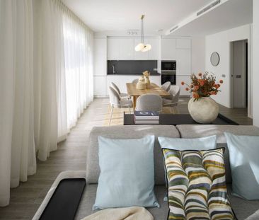 2 bedroom luxury penthouse for rent in Estepona, Andalusia - Photo 2