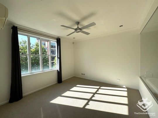 Stunning 3 Bedroom Apartment in the Heart of Emerald Lakes - Photo 1