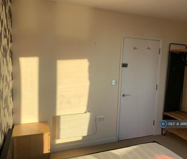 1 bedroom in a flat share to rent - Photo 2
