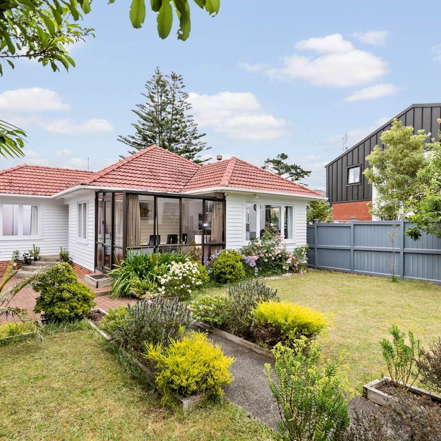 This beautifully presented 4-bedroom house at Mt Wellington - Photo 1