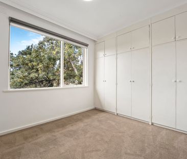 Well presented two bedroom on first floor - Photo 2