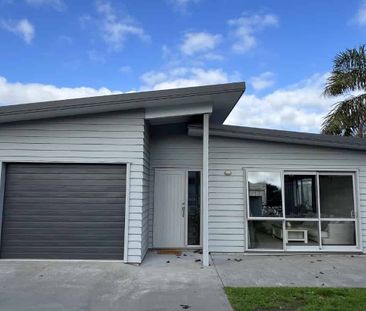 MODERN EASY LIVING IN KENSINGTON - Photo 1