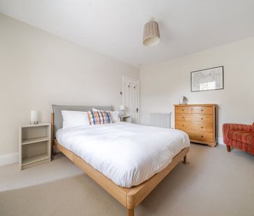4 bedroom end of terrace house to rent - Photo 2
