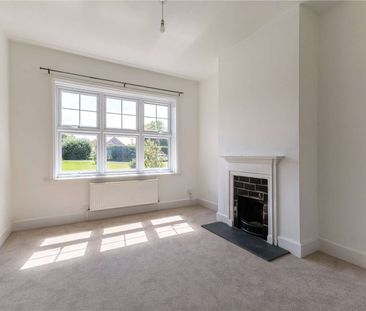 Traditional two-bedroom terraced cottage with great transport links - Photo 4