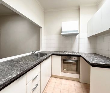 Charming Three-Bedroom Terrace House with Private Courtyard - Photo 6