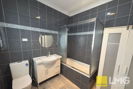 NEAT FAMILY HOME IN CONVENIENT LOCATION - Photo 5