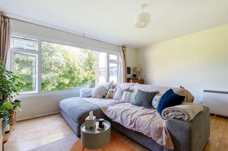 Davos Close, Woking, GU22 - Photo 3