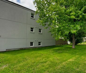 SPACIOUS 2 BDRM - GROUND FLOOR, great access to hwy & amenities & G... - Photo 1