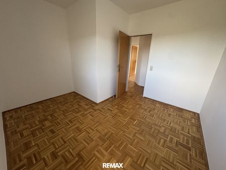 Charmante 3-Zi DG-Wohnung mit moderner Küche - RUHIGE Aussichtslage - Loggia & Carport - Photo 3