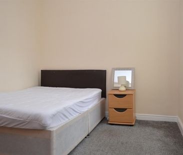 Room 3 821 Hollins Road, Oldham - Photo 2