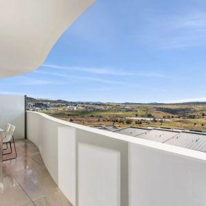 Stunning 1 Bedroom + Study Apartment with Spectacular Views in Denman Prospect - Photo 2