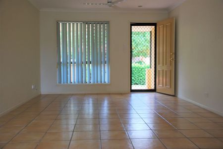 3 BED VILLA IDEALLY SITUATED OFF DAW ROAD RUNCORN - Photos Taken in A Similar Property - Photo 2
