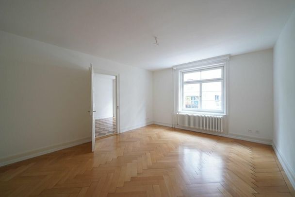 «City life in Altbauwohnung» - Photo 1