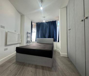 Studio Flat, Aldborough Road South, IG3 - Photo 2