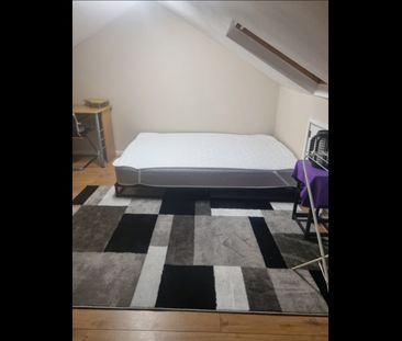 Room in a Shared House, Shakespeare Crescent, E12 - Photo 3