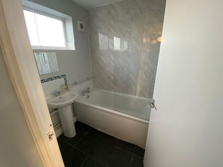 5 Bed Semi-Detached House, Somerby Road, IG11 - Photo 5