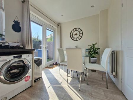 2 bedroom end of terrace to let - Photo 2