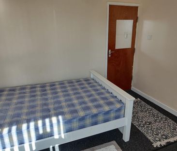 2 bedroom end of terrace house to rent - Photo 1