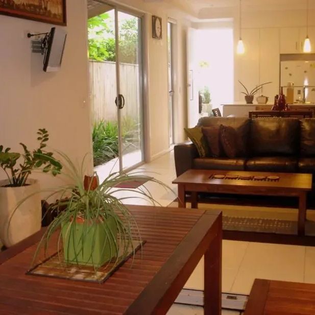 Perfectly positioned in the heart of Yeronga, - Photo 1