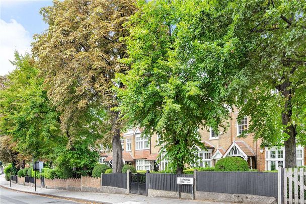 3 bedroom flat in 60 Larkhall Rise - Photo 1