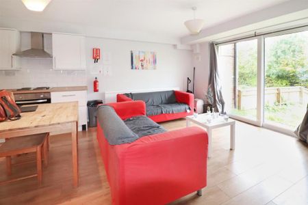 4 bedroom flat to rent - Photo 2