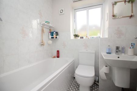 3 bedroom semi-detached house to rent - Photo 5